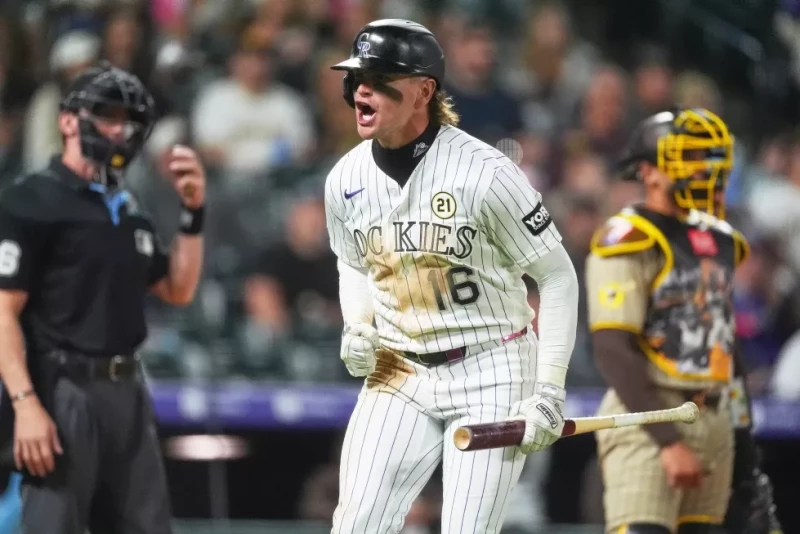 Cole Carrigg, de los Rockies, se vuelve hacia el dugout y grita tras conectar un jonrón ante el relevista de los Padres, Randy Vásquez, el 15 de septiembre de 2026.