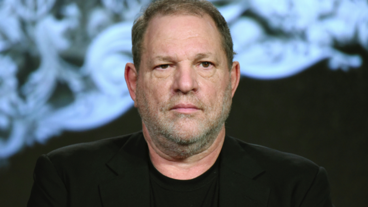 Video muestra a Harvey Weinstein manoseando a una de las mujeres que lo  acusó de violación