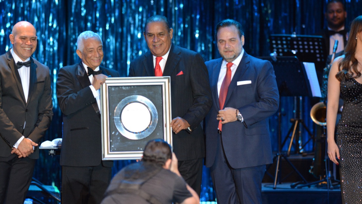 LISTÍN DIARIO reconoce a Rafael Solano por los 50 años de “Por amor”