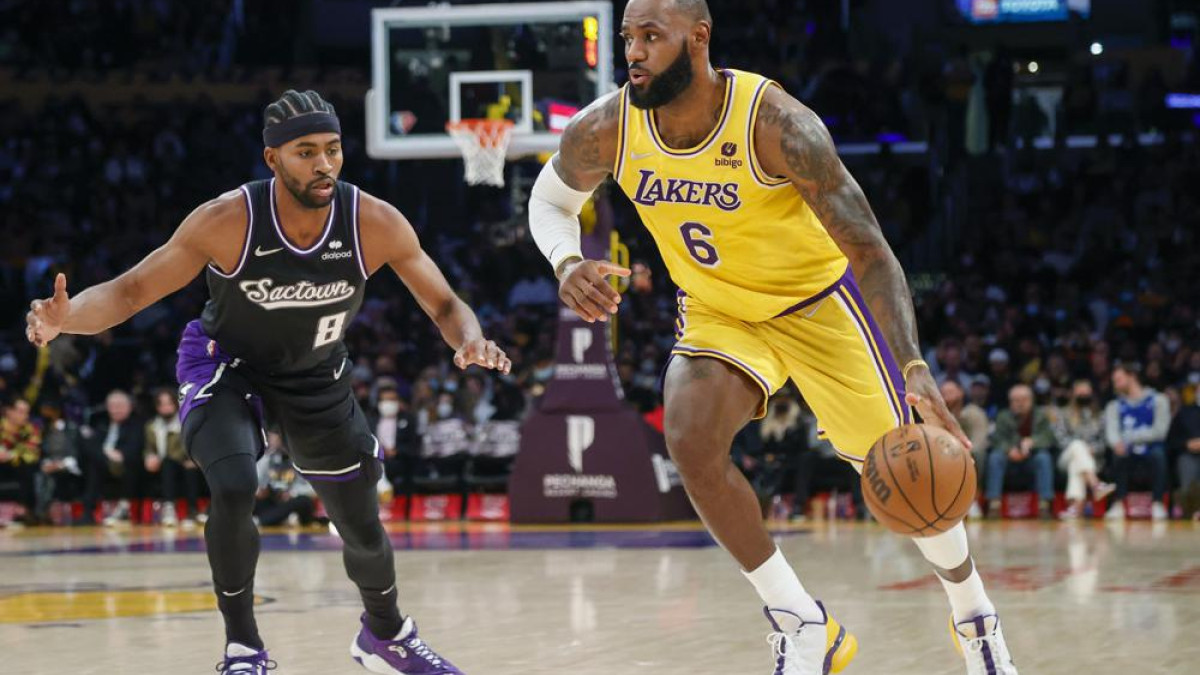 LeBron James toca el cielo de la NBA