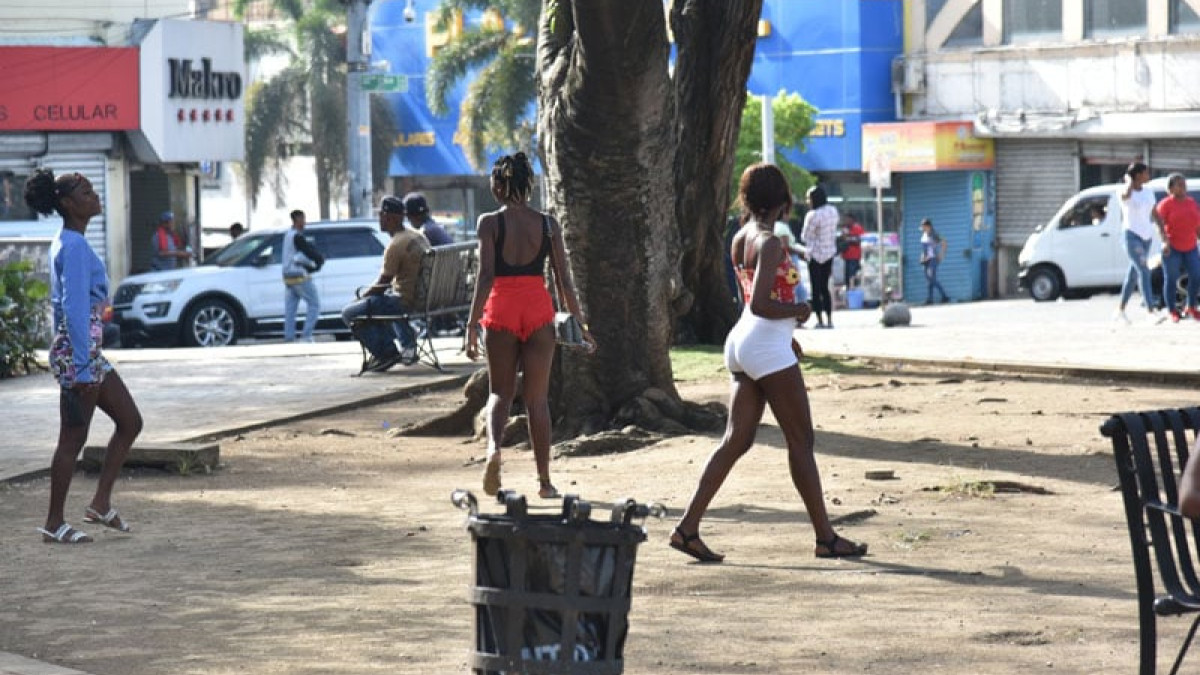 Trabajadoras sexuales haitianas se adueñan del parque Enriquillo