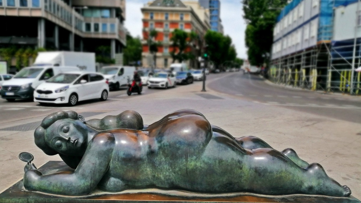 En la calle: escultura de mujer desnuda acostada