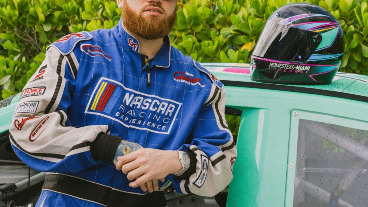 Miky Woodz participa en la Nascar Cup Series como invitado especial