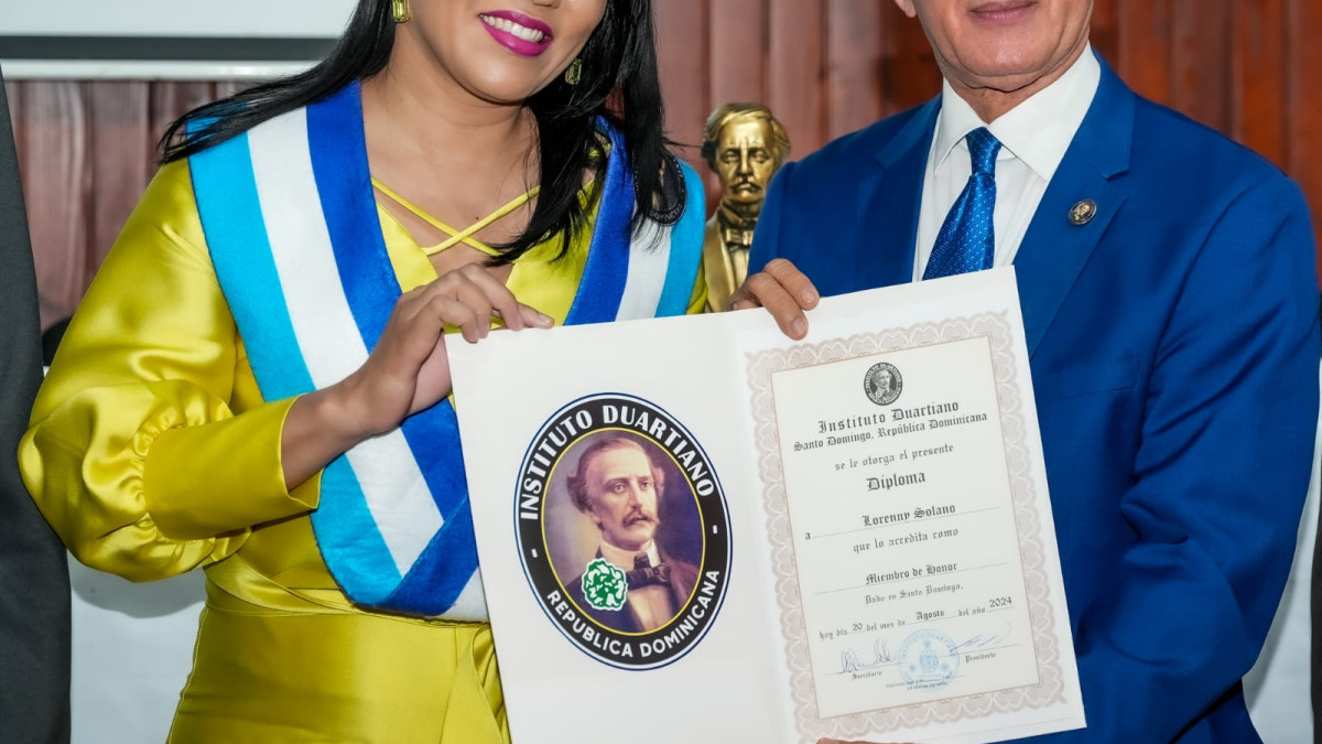 Lorenny Solano es investida como miembro de honor del Instituto Duartiano
