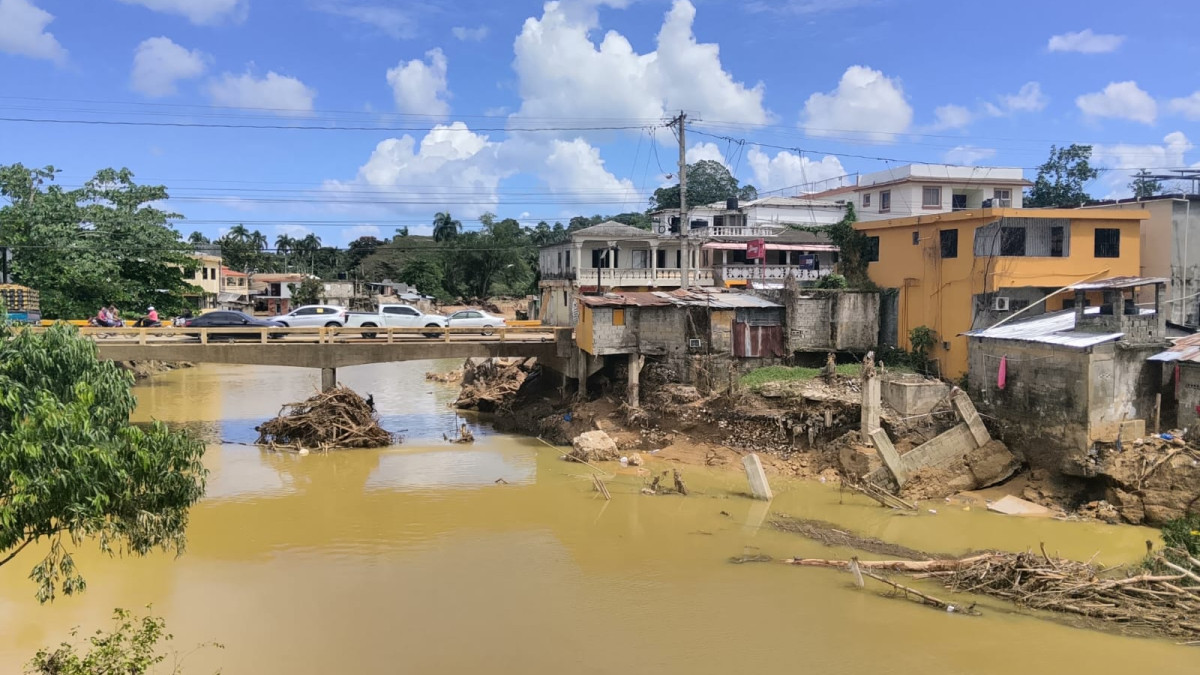 Gaspar Hernández sigue entre lodo y abandono a cinco días del desastre