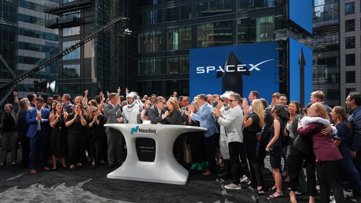 Logotipo de SpaceX en fachada, relacionado con Wall Street