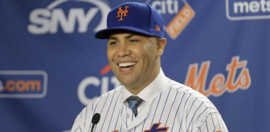 Carlos Beltrán sonríe durante la rueda de prensa en la que fue presentado como manager de los Mets de Nueva York, el 4 de noviembre de 2019.