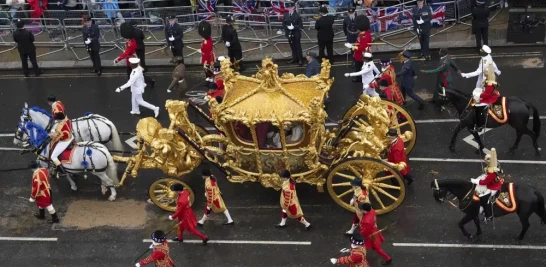 El rey Carlos III y la reina Camila de Gran Bretaña viajan en el Carruaje Dorado de Estado de regreso al Palacio de Buckingham desde la Abadía de Westminster después de la coronación en Londres.
