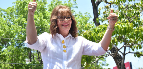 Yadira Henríquez saliendo de la juramentación del Frente de Mujeres Moderna del PRM