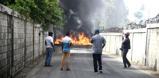 Residentes en los alrededores del vacacional Haina protestaron en la mañana de este miércoles por supuestos desalojos.