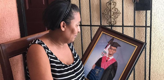 Berlina Decena, madre de Joshua Omar Fernández Decena, el joven de 19 años que falleció por impacto de bala el pasado 16 de abril, describe a su hijo como una persona “complaciente, alegre, buen hijo y buen compañero”.