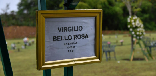 Con lágrimas, bajo un cielo gris y con rosas blancas en la mano dijeron “adiós” al exprocurador de la República, Virgilio Bello Rosa, sus familiares y amigos.