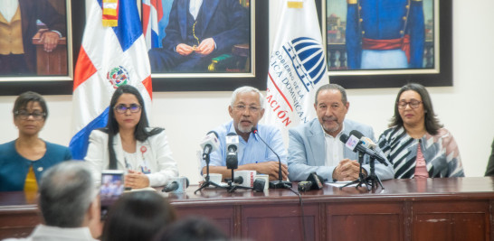 El ministro de Educación, Ángel Hernández, junto a otros funcionarios de la cartera.