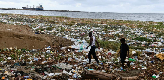 En la Playa Montesinos persiste la presencia de botellas de plástico, basura, lilas y hasta pelotas de basquetbol en la orilla de la playa.