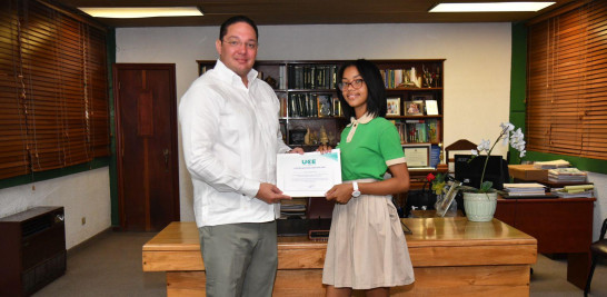 El sueño de Ashly Esmeralda Feliciano y su familia se ha cumplido en un abrir y cerrar de ojos. La Universidad Central del Este (UCE), en San Pedro de Macorís, le ha otorgado una beca a la joven de 17 años este lunes, quien en días pasados manifestó en una entrevista a LISTÍN DIARIO su aspiración de estudiar medicina.