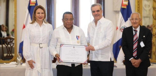 El presidente Luis Abinader distinguió este miércoles con la imposición de la Medalla Presidencial al Mérito Civil a 8 músicos típicos dominicanos, en reconocimiento a su trayectoria de trabajo, civismo y de fe el país y por sus destacados aportes al género musical.