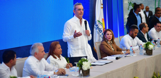 El presidente Luis Abinader encabezó junto al ministro de Turismo, David Collado, la inauguración de la primera etapa de la remodelación del Malecón Santo Domingo Este.
