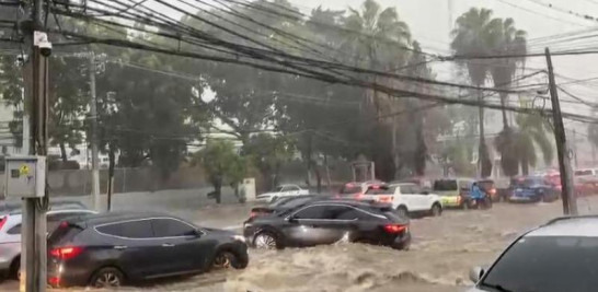 Fuertes lluvias provocaron inundaciones momentáneas en la parte sur de Santiago de los Caballeros en horas de la tarde de este martes.<br /><br />https://listindiario.com/la-republica/provincias/20230905/lluvias-provocan-inundaciones-santiago-caballeros_771637.html