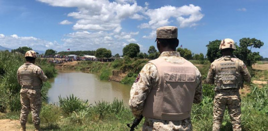 Los agricultores haitianos involucrados en la construcción del canal en el río Masacre indicaron que no cederán pese a las medidas impuestas por el Gobierno dominicano para detener el proyecto.