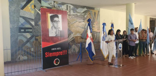 Con el depósito de una ofrenda floral, autoridades y estudiantes de la Facultad de Ingeniería y Arquitectura de la Universidad Autónoma de Santo Domingo (UASD) recordaron este viernes al activista político y dirigente estudiantil Amín Abel Hasbún, asesinado el 24 de septiembre de 1970.