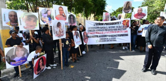 Un grupo de comunitarios de San Cristóbal se posicionaron en la parte trasera del politécnico Loyola, para pedir respuestas por las víctimas de la explosión ocurrida en el centro de esa ciudad el pasado 14 de agosto.