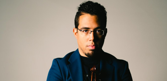 Luis Antonio Tejeda nació en San Juan de la Maguana, el denominado "Granero del Sur", donde él "ha sembrado la música" entre los jóvenes que siguen su ejemplo como profesional del violín y la viola y actual encargado de programas culturales del Ministerio de la Juventud y director del Premio Nacional de la Juventud.<br /><br />La vena musical le surgió al ver una telenovela brasileña: "Yo tenía a mi mamá cansada todo el tiempo después de que vimos una novela juntos que se llamaba Esplendor, una novela brasileña de una pianista. ¡Ya tú te puedes imaginar! Yo tenía todo el verano, que yo quería aprender piano”.<br /><br />https://listindiario.com/entretenimiento/20231214/luis-antonio-tejeda-joven-siembra-musica-granero-sur_786800.html