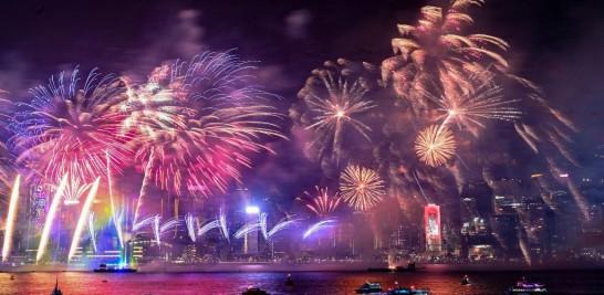 Fuegos artificiales sobre el puerto Victoria para celebrar el Año Nuevo en Hong Kong el 1 de enero de 2024