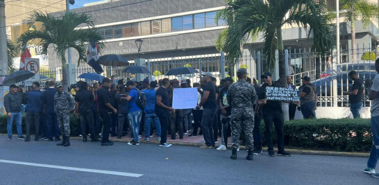 Policías retirados protestan por entrega de beneficios