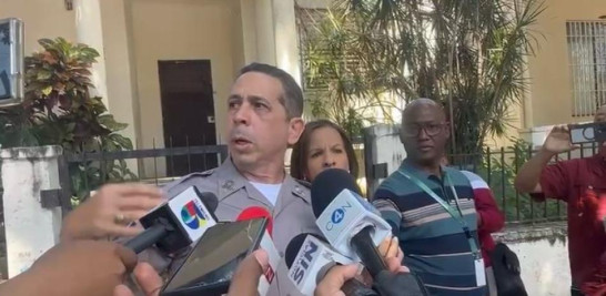El vocero de la Policía Nacional, Diego Pesqueira, garantizó la seguridad en los alrededores del Colegio de Abogados de la República Dominicana (CARD), tras registrarse la presencia de un grupo de encapuchados frente a la entidad desde la madrugada de este viernes.