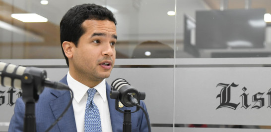 Omar Fernández en su participación en "De cara a los electores", desarrollado en el Listín