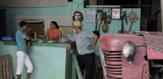 Una persona bebe zumo en un bar cooperativo de zumos en La Habana, Cuba, el lunes 11 de marzo de 2024