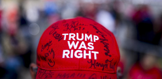Detalle de un sombrero en apoyo del candidato presidencial republicano, el ex presidente Donald Trump, antes de una manifestación el 1 de mayo de 2024 en Avflight Saginaw en Freeland, Michigan.