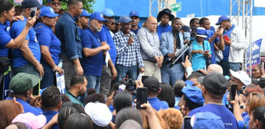 La Asociación Dominicana de Profesores (ADP) marchó este miércoles hacia el Ministerio de Trabajo, junto a otras 14 organizaciones sociales y populares ,pertenecientes a la clase trabajadora, con intenciones de reclamar “libertad para los sindicalista”.