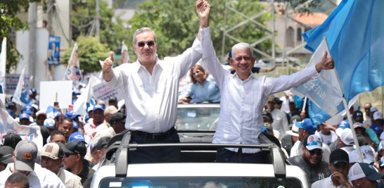 El candidato presidencial por el Partido Revolucionario Moderno (PRM), Luis Abinader, encabezó este sábado una inmensa marcha caravana en Cotuí donde estuvo acompañado de perremeistas y aliados aspirantes a puestos congresuales de esta provincia.