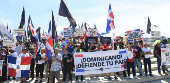 Con pancartas, cornetas y banderas en mano, decenas de manifestantes de la Antigua Orden Dominicana hicieron acto de presencia en la Plaza de la Bandera para protestar contra la migración ilegal haitiana y la “imposición de la comunidad internacional” para que el país acepte a haitianos.