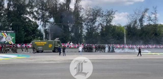 El presidente Luis Abinader recibió una nueva partida de vehículos para transporte de personal, patrullaje y antimotines del Ejército Nacional.<br /><br />https://listindiario.com/la-republica/gobierno/20240614/ejercito-nacional-muestra-nuevos-vehiculos-cinco-combatiran-protestas-agua_812818.html