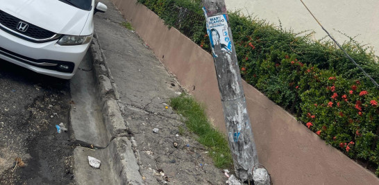Piden evitar una tragedia con la caída de este poste del tendido eléctrico