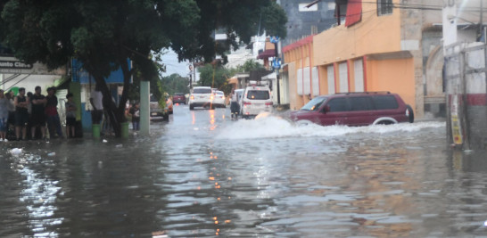 El Centro de Operaciones de Emergencia (COE) colocó en alerta roja a la provincia Santo Domingo y el Distrito Nacional debido a las fuertes lluvias provocadas por una onda tropical.