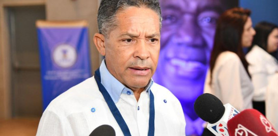 Un momento gracioso, algo muy a su estilo, protagonizó este sábado el expresidente Hipólito Mejía, cuando se topó con el diputado de La Romana, Eugenio Cedeño, en los pasillos del Hotel JW Marriot, donde se celebra un seminario internacional que ha organizado el gobernante Partido Revolución Moderno (PRM).