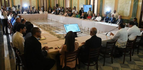 El debate entre los juristas y los miembros del Poder Ejecutivo con relación a la propuesta de la reforma Constitucional presentado por el presidente Luis Abinade, se realiza a puertas cerradas dentro del Salón Verde del Palacio Nacional.