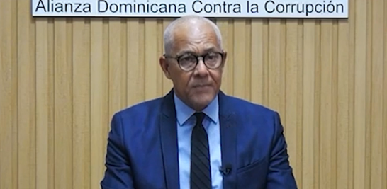 El presidente de la Alianza Dominicana contra la Corrupción (ADOCCO), Julio César de la Rosa, saludó y expresó su plena identificación con la propuesta de reforma constitucional hecha por el Presidente de la República, Luis Abinader, al considerar que los puntos planteados obedecen a un clamor público y vienen a resolver varios “entuertos” como es la celebración de elecciones separadas y la cantidad excesiva de diputados que tiene el país.