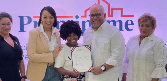 El director general de Promipyme, Fabricio Gómez Mazara, entregó este jueves 5 de septiembre créditos por un total de RD$94.5 millones, beneficiando a 575 micro y pequeños empresarios y emprendedores de los municipios de Santo Domingo Oeste, Los Alcarrizos y Pedro Brand.