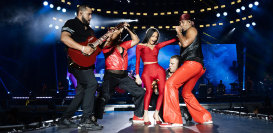 Yailin 'La más viral' canta "Obsesión" junto a Aventura en el Estadio Olímpico, el domingo 29 de diciembre de 2024.
