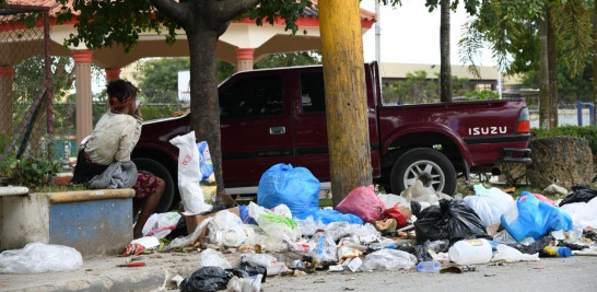 El letrero de no tirar basura es ignorado y los desechos sólidos invaden las calles de San Luis