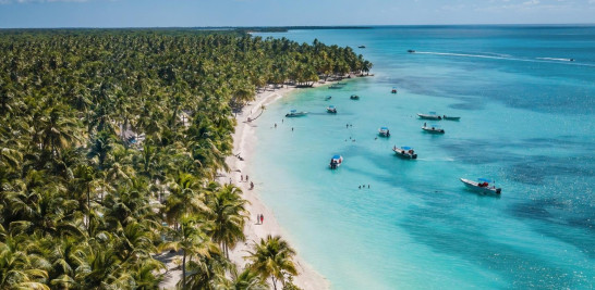 Servicios ecosistémicos como los arrecifes, manglares, marismas y prados marinos contribuyen a la función de producción de turismo.