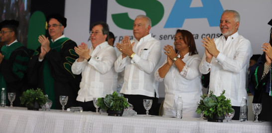 Funcionarios que acompañaron al presidente Abinader en la graduación de la universidad ISA