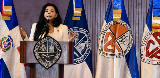 Yeni Berenice Reynoso dicta conferencia en el foro Crimen Seguridad y Violencia