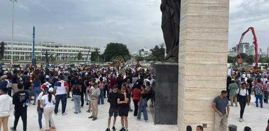 Cientos de ciudadanos se aglomeraron en la Plaza de la Bandera en protesta de varias situaciones socioeconómicas que atraviesa la República Dominicana.