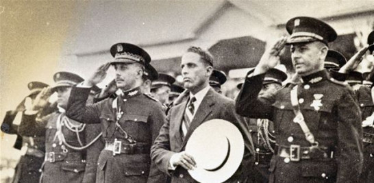 El dictador junto a Rafael Estrella Ureña y oficiales de las Fuerzas Armadas.