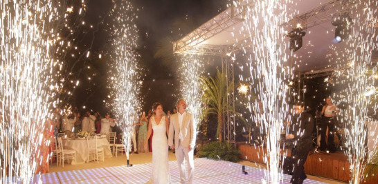 Gente. Frank Perozo y Dominique Colussi contrajeron matrimonio el sábado en Bayahíbe.